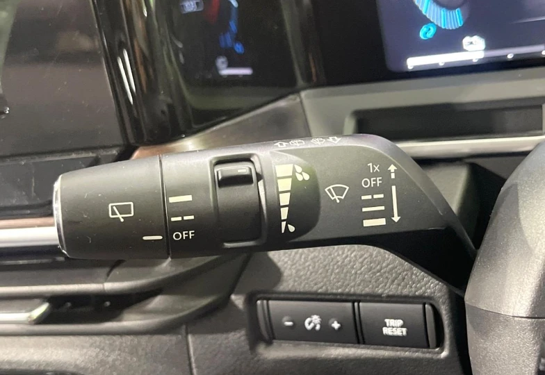 Nissan Aura Черный