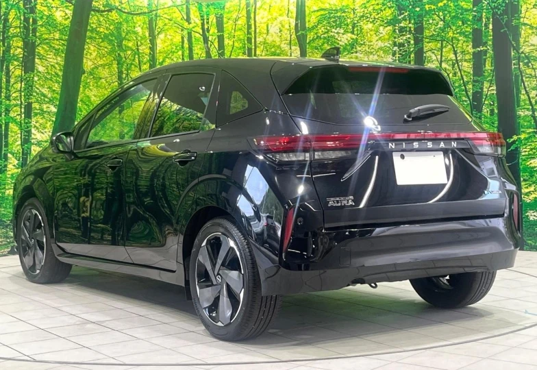 Nissan Aura Черный