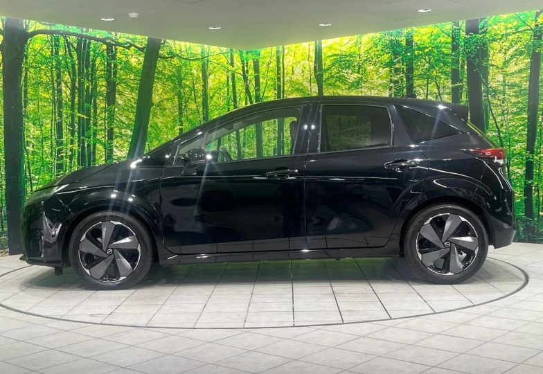 Nissan Aura Черный