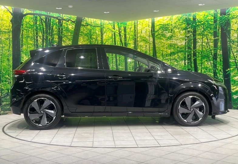 Nissan Aura Черный