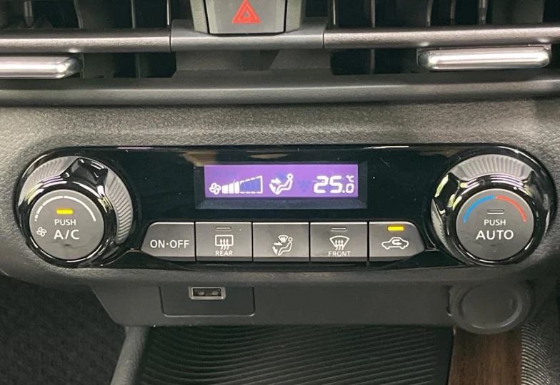Nissan Aura Белый
