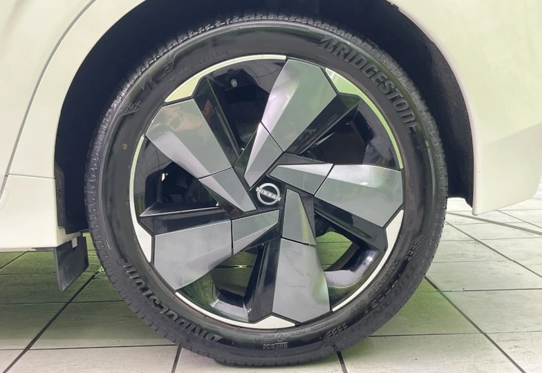 Nissan Aura Белый