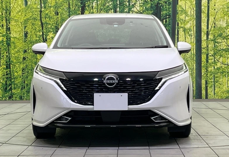 Nissan Aura Белый