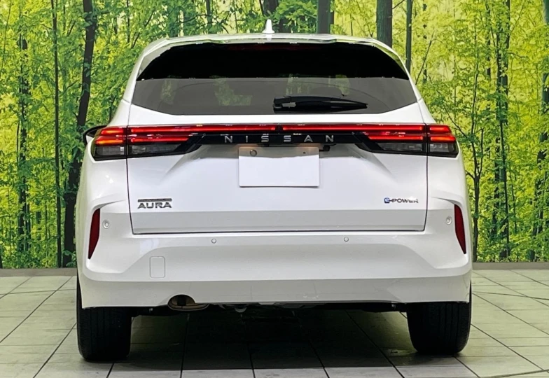 Nissan Aura Белый