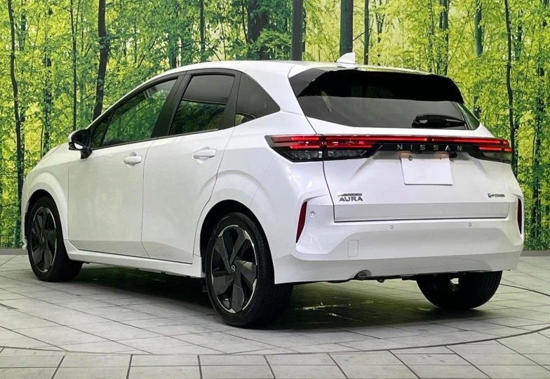 Nissan Aura Белый