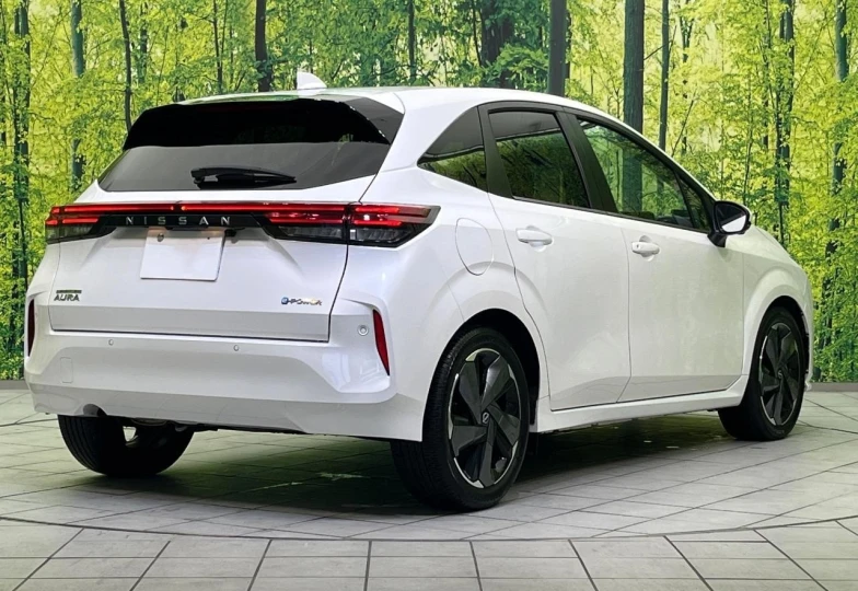 Nissan Aura Белый
