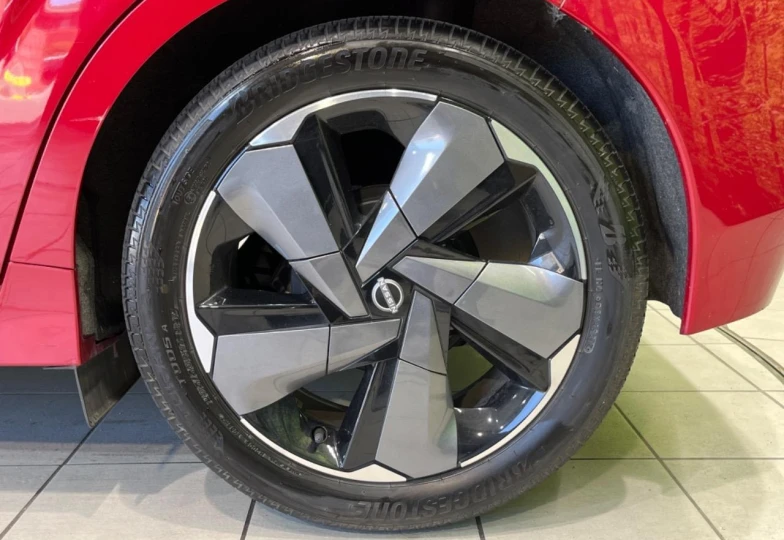 Nissan Aura Красный
