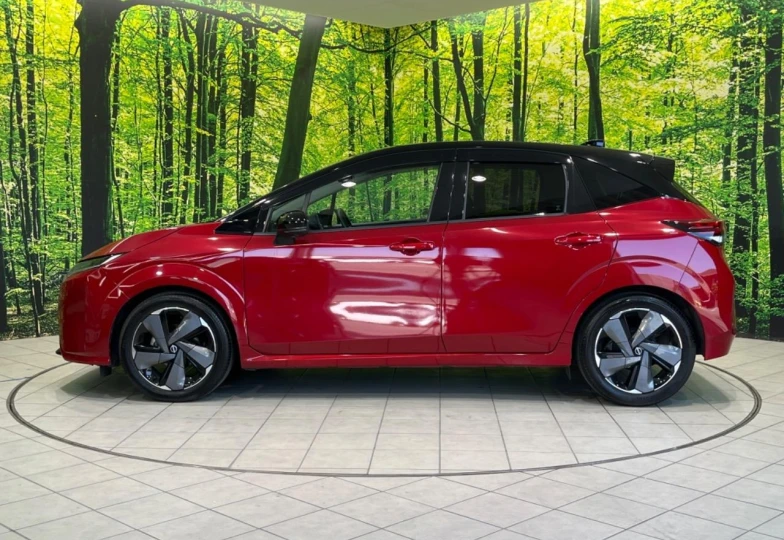 Nissan Aura Красный