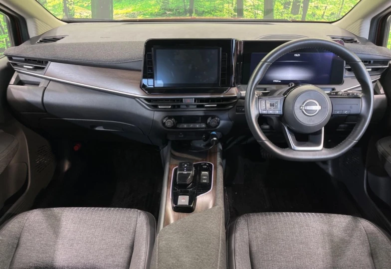 Nissan Aura Красный