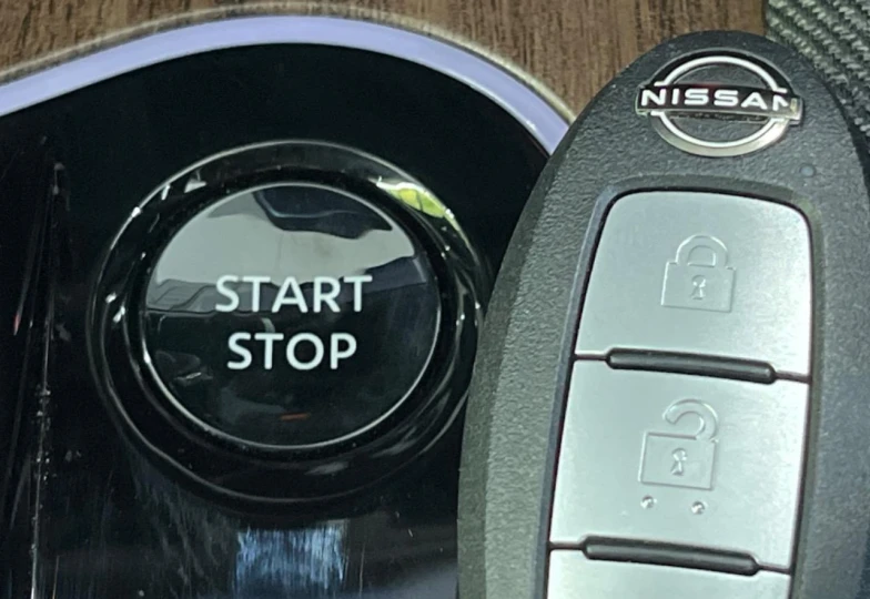 Nissan Aura Красный