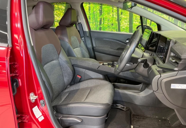 Nissan Aura Красный