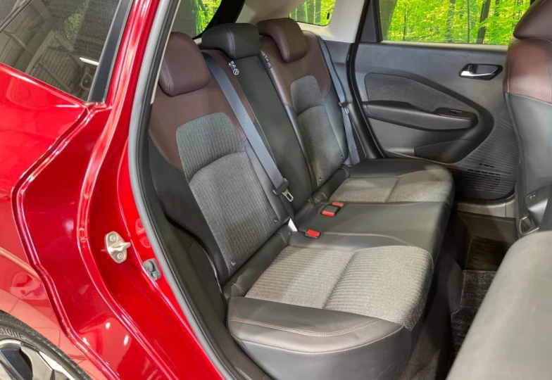 Nissan Aura Красный