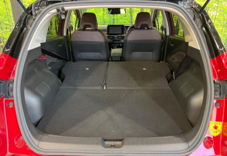 Nissan Aura Красный