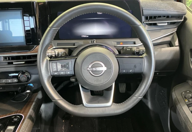 Nissan Aura Красный