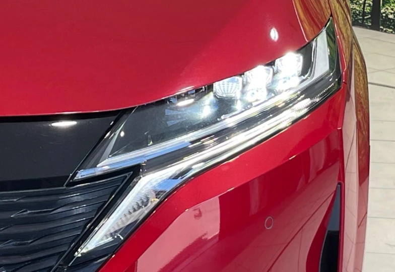 Nissan Aura Красный