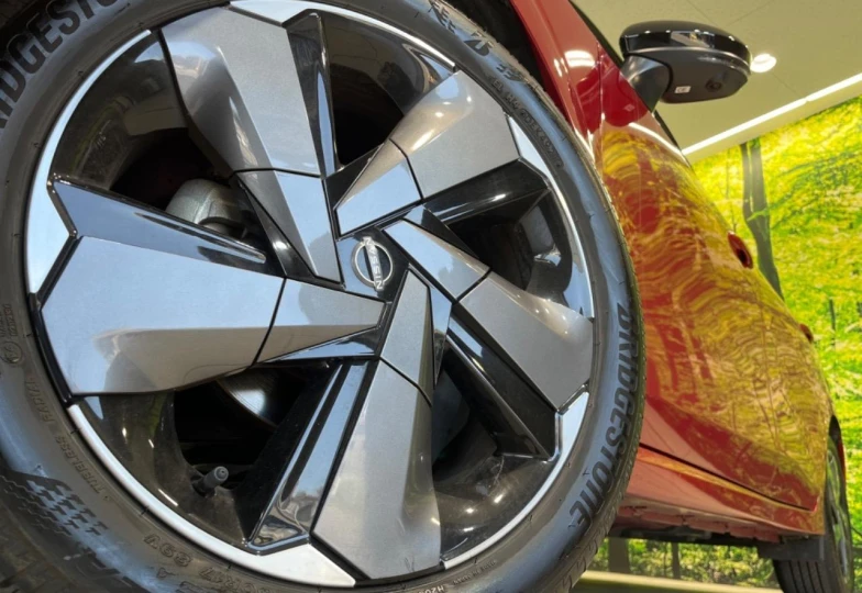 Nissan Aura Красный
