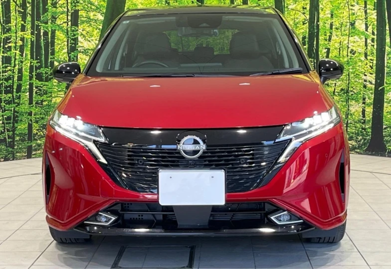 Nissan Aura Красный