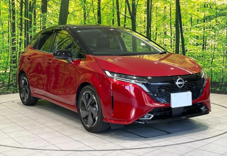Nissan Aura Красный