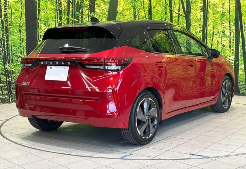 Nissan Aura Красный