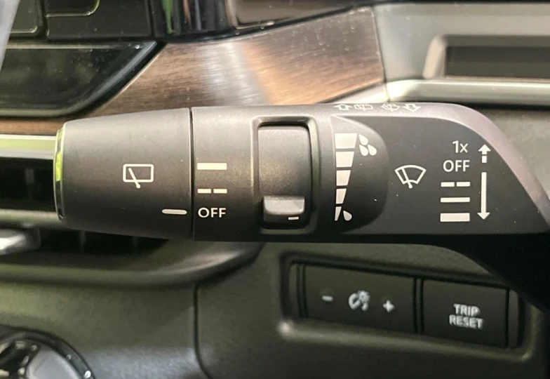 Nissan Aura Красный
