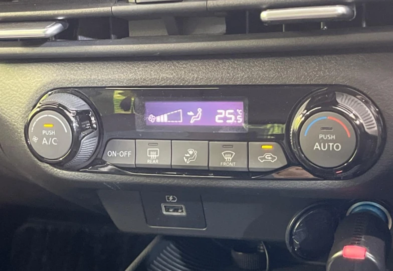 Nissan Aura Красный