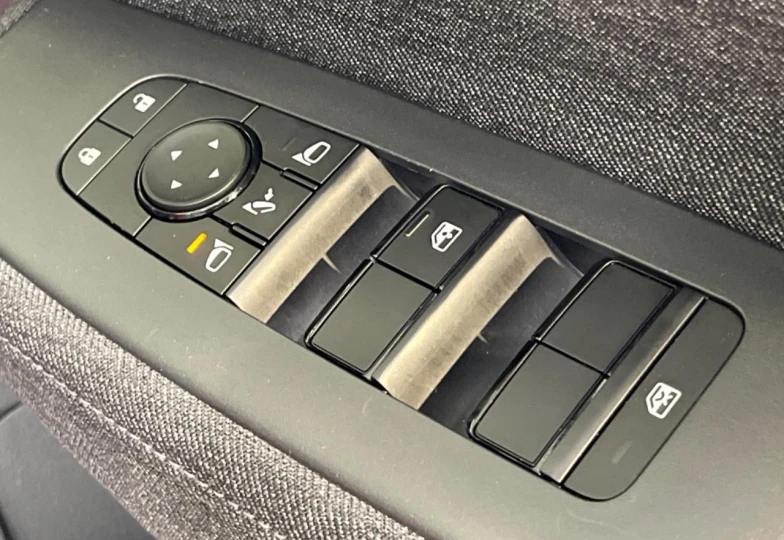 Nissan Aura Красный