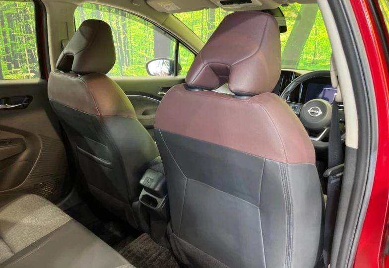 Nissan Aura Красный