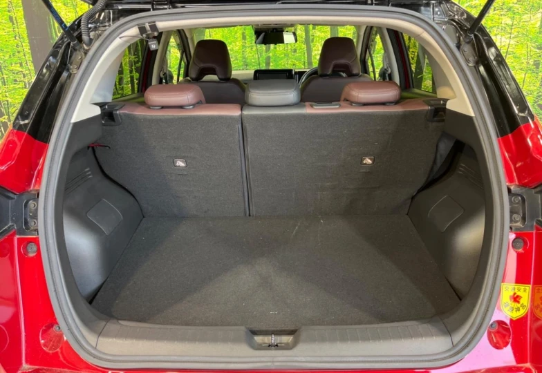 Nissan Aura Красный