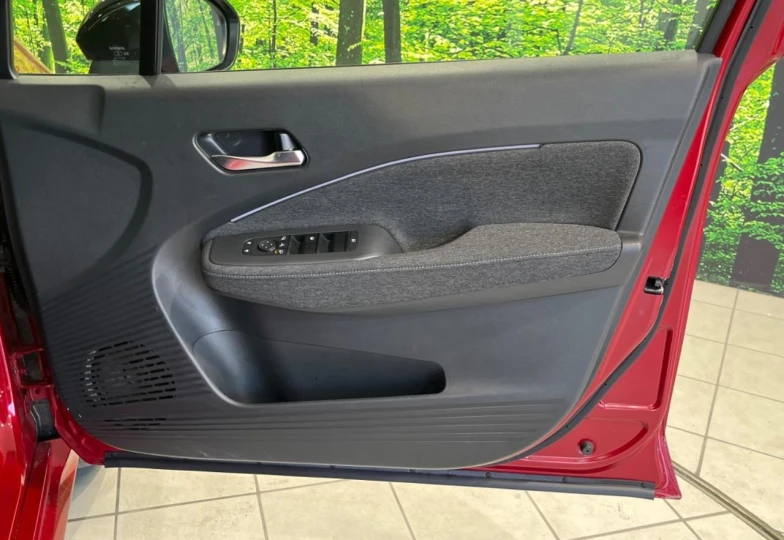 Nissan Aura Красный