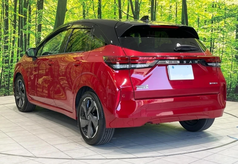 Nissan Aura Красный