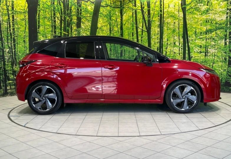 Nissan Aura Красный