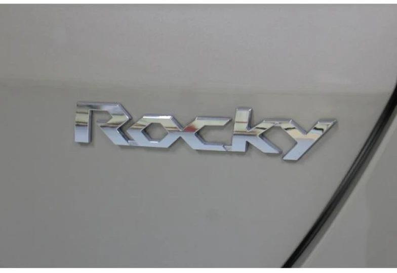Daihatsu Rocky Бежевый