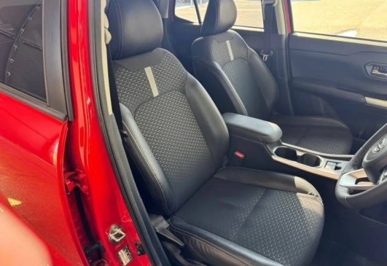 Daihatsu Rocky Красный