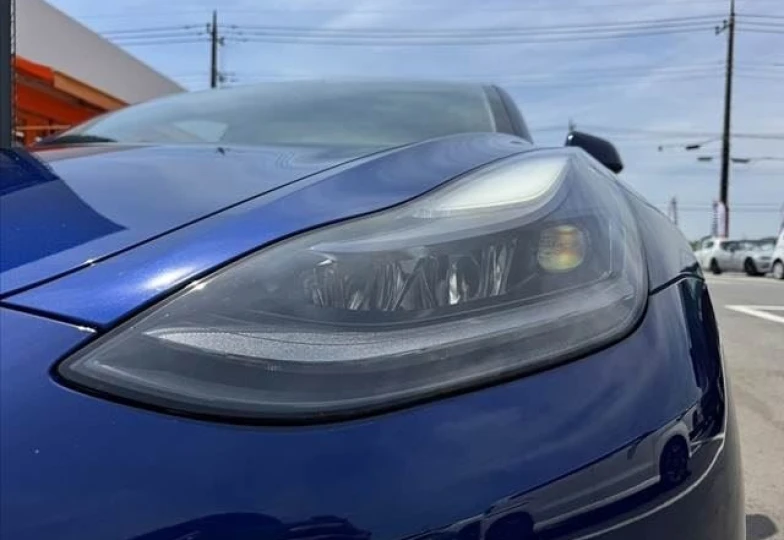 Tesla Model 3 Синий