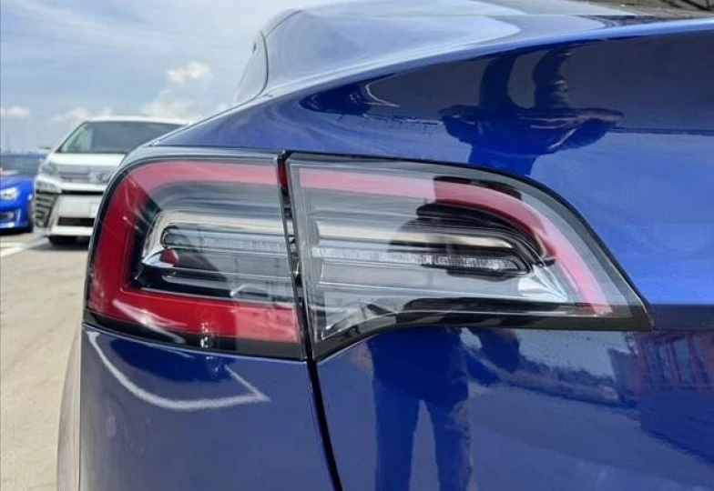 Tesla Model 3 Синий