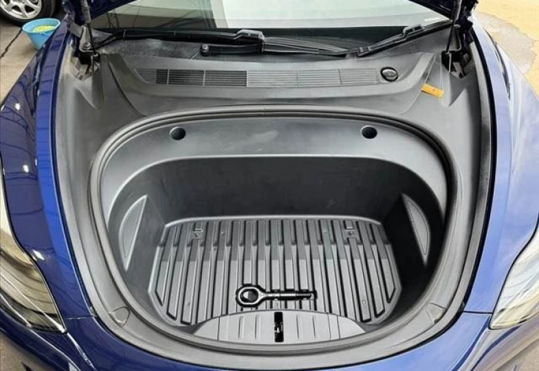 Tesla Model 3 Синий