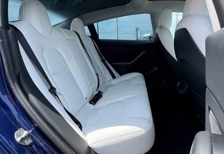 Tesla Model 3 Синий