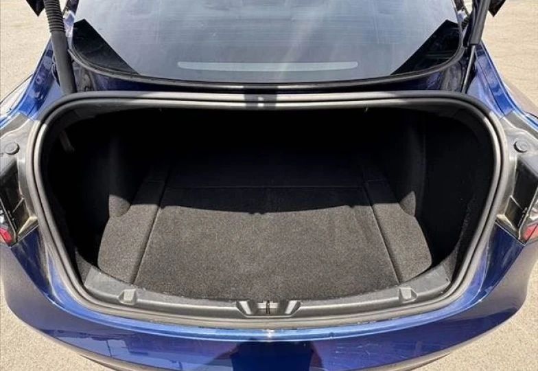 Tesla Model 3 Синий