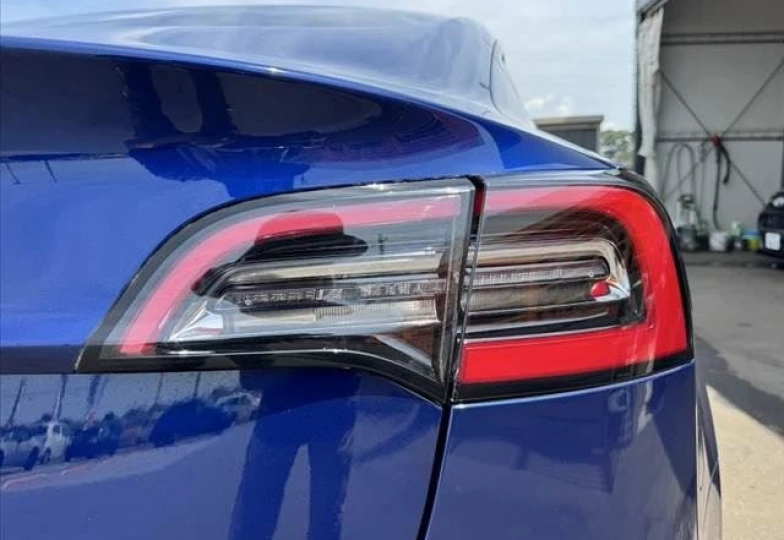 Tesla Model 3 Синий