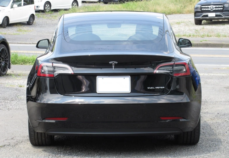 Tesla Model 3 Черный