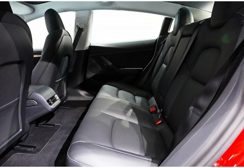 Tesla Model 3 Красный