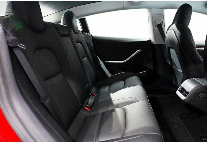 Tesla Model 3 Красный