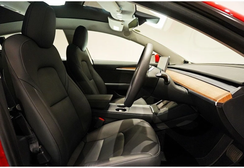 Tesla Model 3 Красный