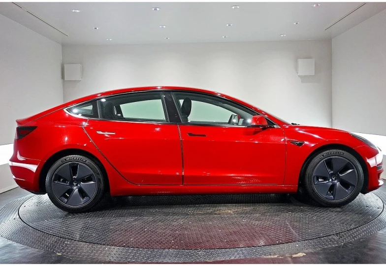 Tesla Model 3 Красный