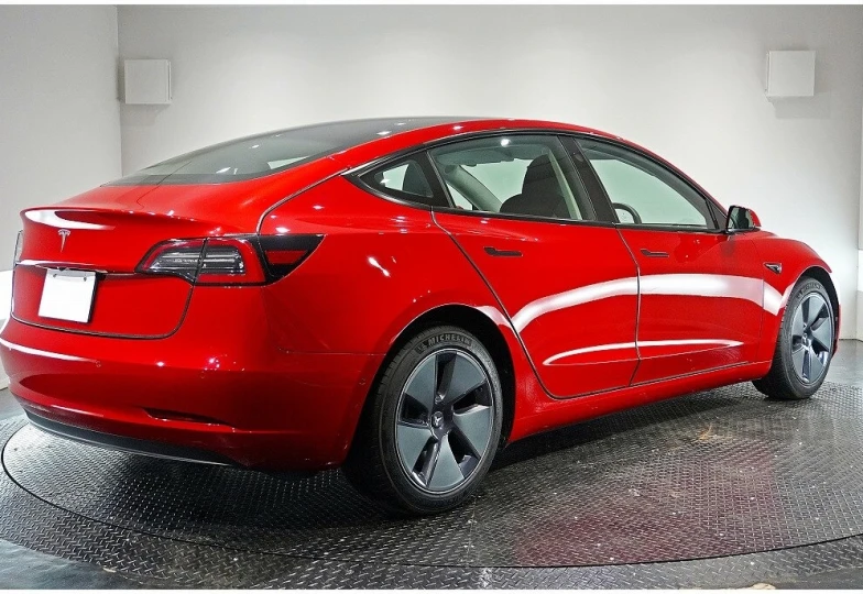 Tesla Model 3 Красный