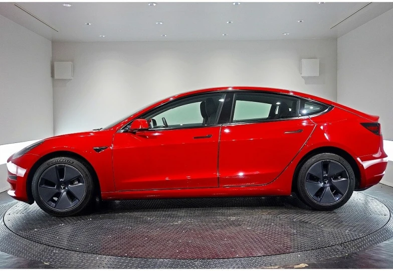 Tesla Model 3 Красный