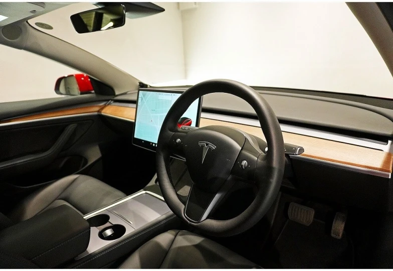 Tesla Model 3 Красный