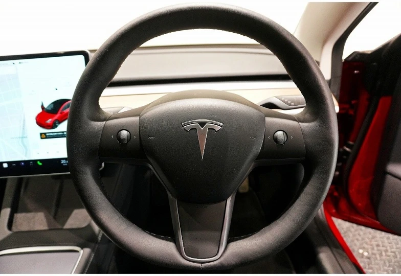 Tesla Model 3 Красный