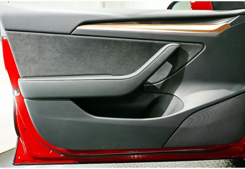 Tesla Model 3 Красный