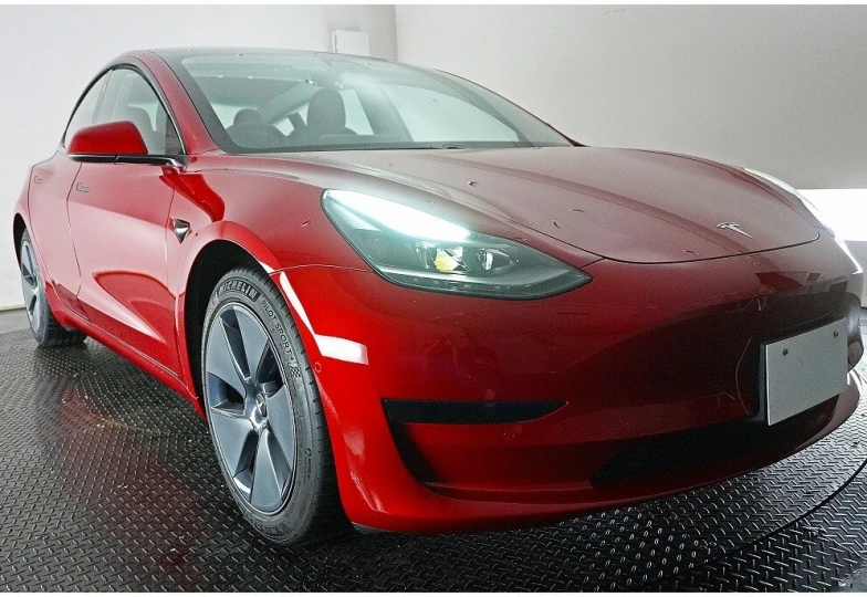 Tesla Model 3 Красный